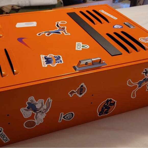 LEBRON XBOX SPACE JAM BASKETBALL LOCKER METAL CASE LIMITED EDITION. - Picture 4 of 10